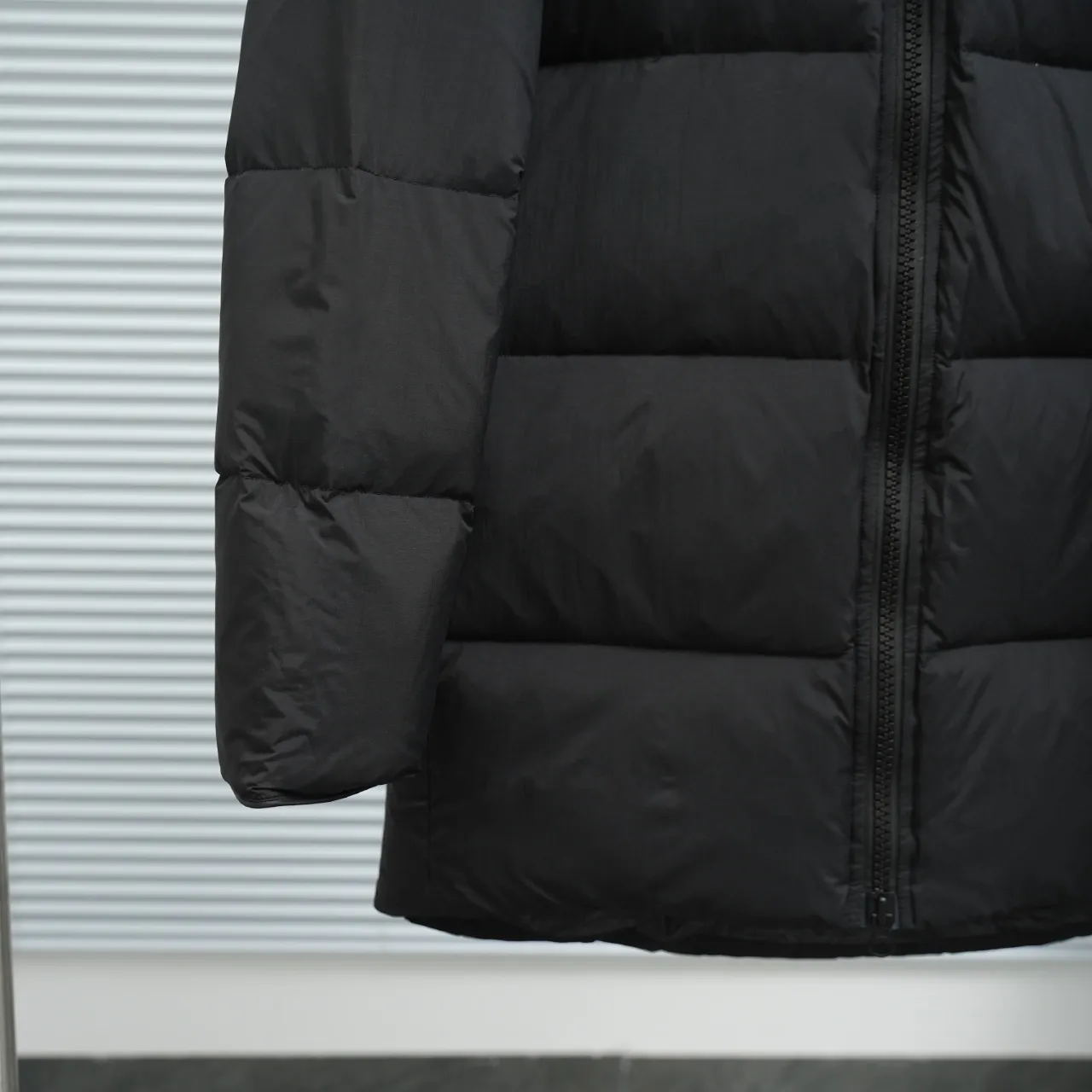 P940 Canada Goose Lawrence Down Jacket The Lawrence Down Jacket provides essential protection for everyday adventures and is made from sustainable Enduraluxe fabric with a durable soft touch. It features a quilted body, an adjustable down hood and a longer hem. Adjustable, down-filled, communicated hood. Two-way center front zipper increases range of motion and ventilation. The chin-protecting suede knit stand-up collar is soft and extra-comfortable. Inset rib-knit cuffs for added comfort and locked in heat. CORDURAD piping at the cuffs hem and reflective double-stripe grip tape at the back. Internal shoulder strap Color: black with red label black with black label azure blue Size: XS-2XL